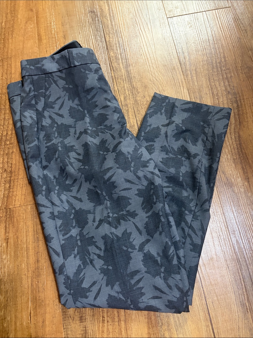 Banana Republic Avery black & gray floral Patterned Dress Pants size 6L